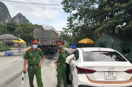 Lái xe tự làm giấy đi đường để chở thuê khách qua chốt kiểm soát