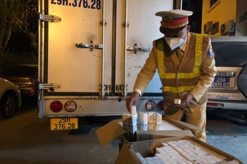 Cảnh sát giao thông thu giữ hơn 1.000 lọ mỹ phẩm nhập lậu