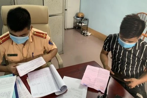 Phát hiện tài xế ô tô mua giấy phép lái xe giả trên mạng để thông chốt Covid-19