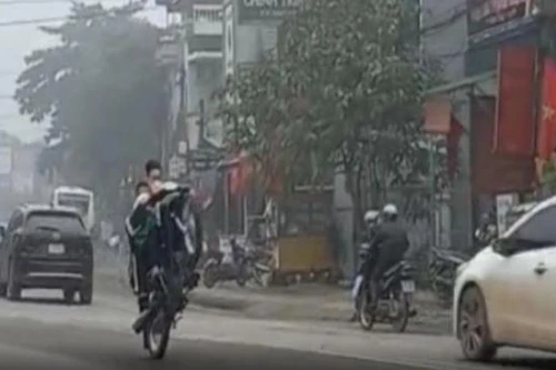 Phạt 5,8 triệu đồng thanh niên "bốc đầu" xe máy khoe lên mạng facebook