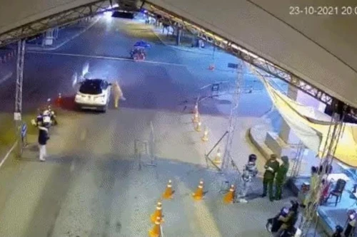 Uống rượu, sử dụng ma túy, lái xe đâm CSGT hòng "thông chốt" kiểm soát dịch Covid-19