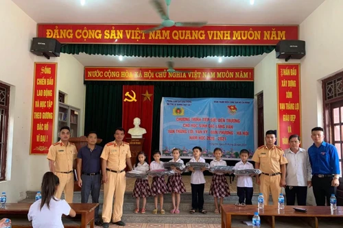 Cảnh sát giao thông đường thủy tiếp sức cho học sinh vạn chài đến trường