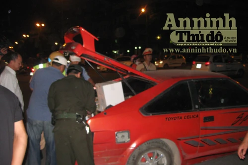 Ném mũ bảo hiểm vào cảnh sát hòng chạy trốn