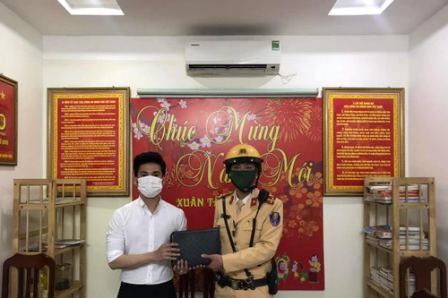 Đảm bảo an toàn giao thông phục vụ Đại hội Đảng, CSGT nhặt được tài sản trả lại người đánh rơi