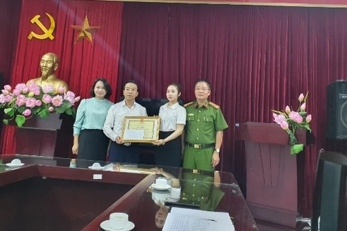 Trao khen cho cô gái mưu trí, dũng cảm giúp Công an phường bắt trộm 