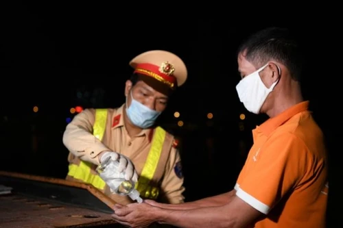 Lái xe uống bia rượu và điều khiển xe phóng nhanh trên đường