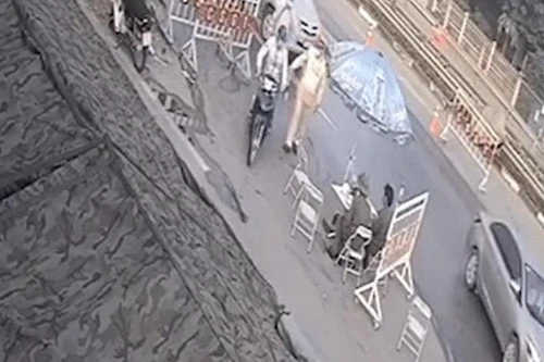 Lao xe máy kéo ngã Cảnh sát giao thông tại chốt phòng dịch Covid-19