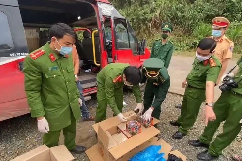 Bắt đối tượng vận chuyển 200 hộp pháo nổ trên Quốc lộ 9