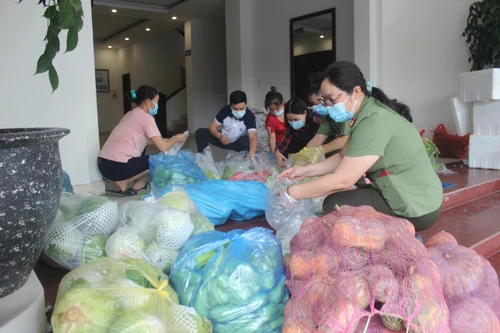 Chuyển từng túi nhu yếu phẩm tới các sinh viên, người lao động nghèo trong mùa dịch