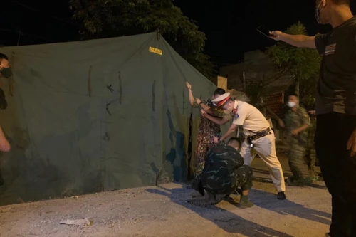 Dựng lều bạt chuẩn bị kiểm soát phòng, chống dịch bệnh Covid-19 tại các cửa ngõ ra vào Thủ đô