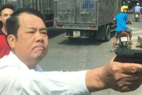 Triệu tập người đàn ông dùng súng đe dọa tài xế xe tải