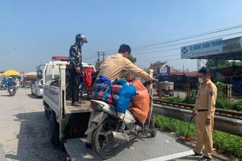 Video: Xúc động Cảnh sát giao thông Hà Nội giúp người dân về quê sau dịch 