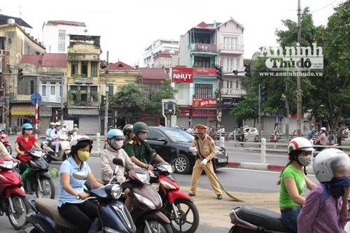 CSGT quét dọn đường phố phòng tránh TNGT từ bẫy “tử thần”