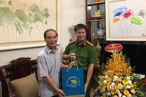 Công an quận Hoàn Kiếm thăm hỏi, tri ân, tặng quà nhân 75 năm Ngày truyền thống lực lượng CAND 