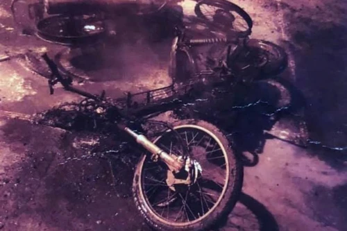 Bênh người yêu, gọi bạn đến hành hung, đốt xe của "đối thủ"