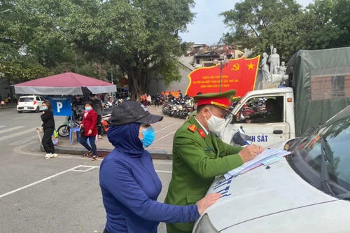 Phạt 5 bãi trông giữ xe “chặt chém” vỉa hè phố cổ