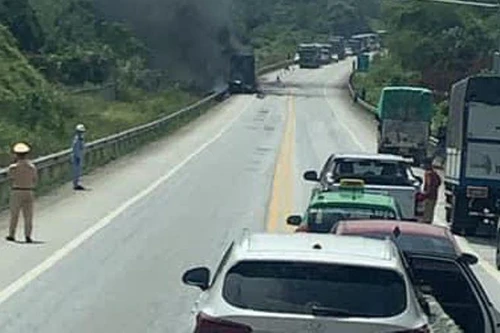 Phát hiện xác chết cạnh xe tải cháy rụi trên cao tốc