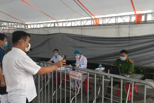 Những lá chắn thép tự động quét mã QR code tại các cửa ngõ ra vào Thủ đô