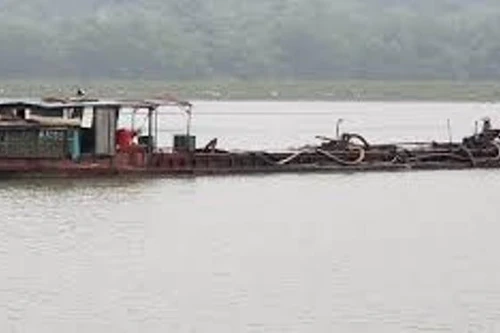 Nhóm côn đồ định 'giải cứu' tàu khai thác cát trái phép 