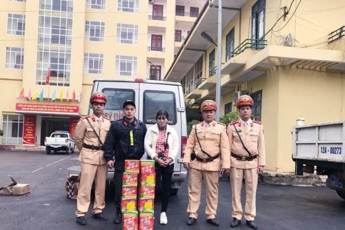 CSGT Lạng Sơn bắt đối tượng nữ vận chuyển 21,5 kg pháo