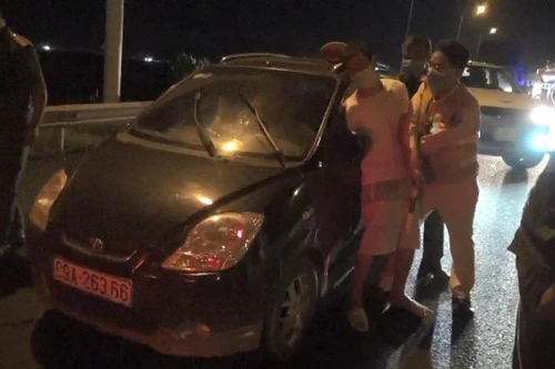 Truy bắt đối tượng bỏ chạy khi bị đưa đi cách ly y tế trên cao tốc