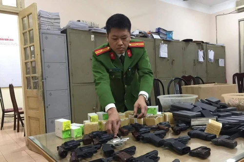Hàng trăm khẩu súng bắn đạn hơi cay, cao su được dân giao nộp Công an