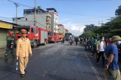 Cảnh sát giao thông kịp thời ngăn chặn đám cháy sau vụ tai nạn lan sang nhà dân