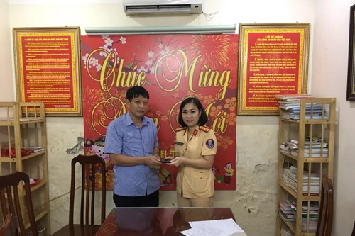 Niềm vui bất ngờ đến từ nữ Cảnh sát giao thông 