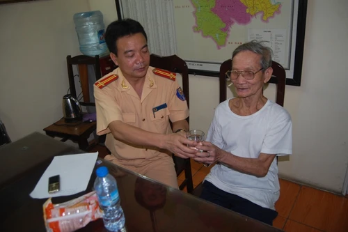 CSGT giúp nhiều em nhỏ, người già lạc đường