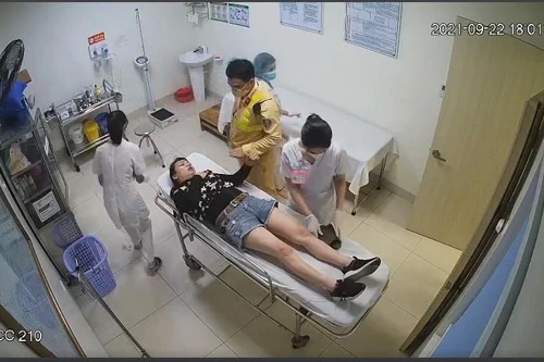 Phát bệnh tim giữa đường, người phụ nữ được Cảnh sát giao thông cứu giúp