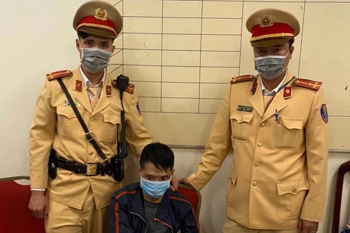 Cảnh sát giao thông quật ngã tội phạm ma tuý giữa phố