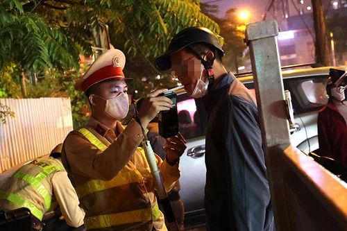 Lái xe say rượu thách thức, chống đối Cảnh sát giao thông