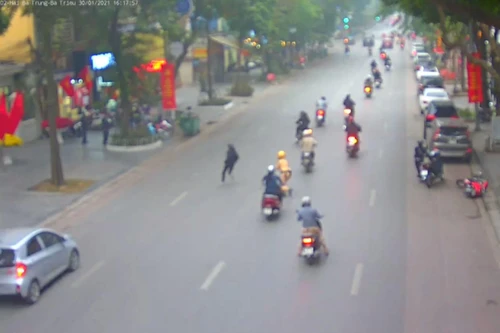Chiến sỹ Cảnh sát giao thông truy đuổi, bắt trộm cắp trên phố