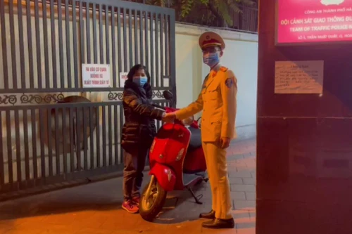 (Video) CSGT cùng người dân truy đuổi bắt giữ hai đối tượng trộm cắp trên phố