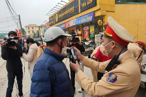 Không để lái xe sử dụng bia, rượu sau tay lái