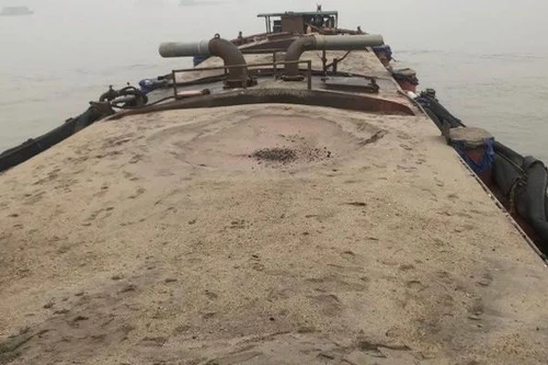 Bắt quả tang “cát tặc” đục khoét sông Hồng trong đêm