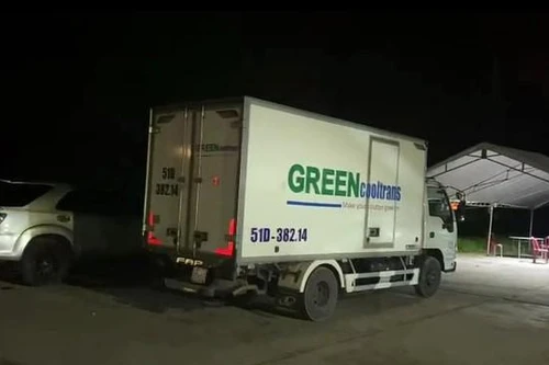 Nhét người vào thùng xe đông lạnh để vượt qua chốt Covid-19