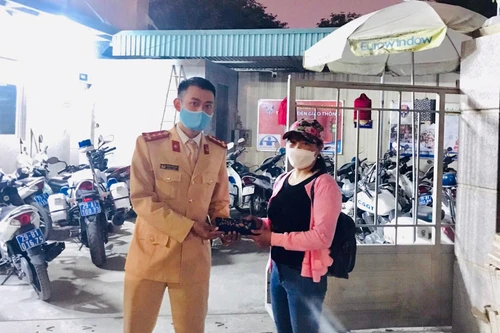 Đánh rơi ví tiền, người phụ nữ may mắn được Cảnh sát giao thông giúp đỡ 