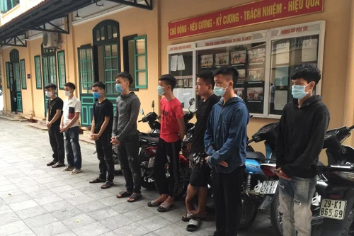Video: Xử lý 11 'trẻ trâu' phóng xe máy từ Hà Đông lạng lách trong đêm lên hồ Hoàn Kiếm