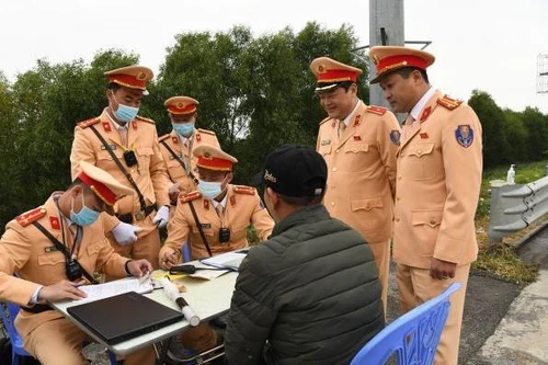 Uống rượu sinh nhật từ tối hôm trước, lái xe khách vẫn dính phạt 7 triệu