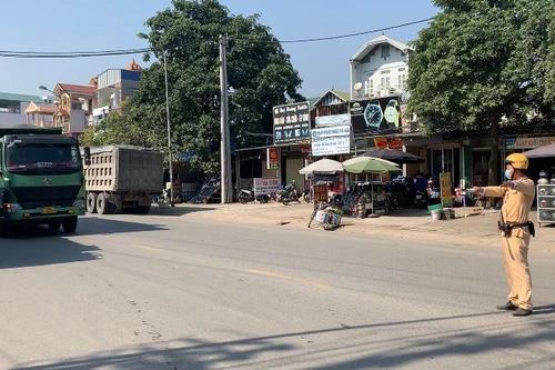 Quyết liệt xử lý xe quá tải ở cửa ngõ phía Tây Bắc Thủ đô