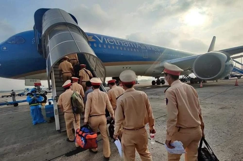 Những hình ảnh xúc động tại lễ xuất quân chi viện cho TP Hồ Chí Minh chống dịch Covid-19