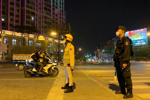 Trắng đêm vây bắt hàng chục đối tượng đi xe phân khối lớn rú ga, lạng lách, phóng quá tốc độ quy định trên đường phố