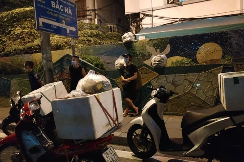 Xử phạt 9 trường hợp vượt rào khỏi khu vực cách ly để ra nhận đồ ăn