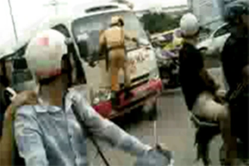 Tạm giữ lái xe khách côn đồ lao thẳng vào CSGT