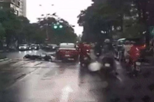 Uống rượu, lái xe ô tô đâm hàng loạt người dân chờ đèn đỏ