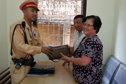 CSGT Hà Nội nhặt được ví tiền, điện thoại trả lại người mất