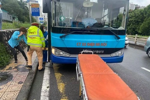  Cảnh sát giao thông Thủ đô cứu giúp kịp thời một lái xe buýt bị đột quỵ