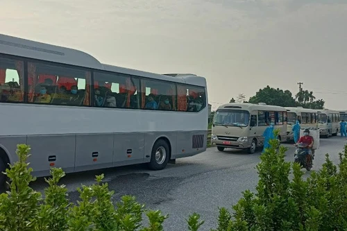 Cảnh sát giao thông các tỉnh phối hợp liên hoàn, đón dẫn người dân về quê an toàn 