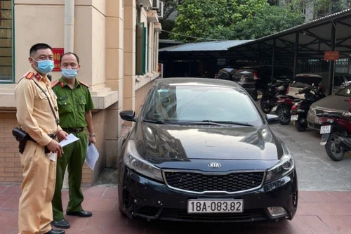 Cảnh sát giao thông phát hiện lái xe sử dụng tem kiểm định giả